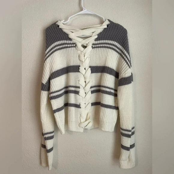 Derek Hearts grey and white acrylic sweater with cross back size L - Picture 3 of 5